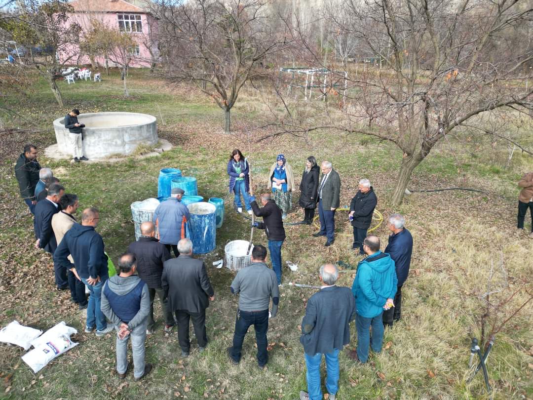 Malatya Valiliği tarafından kayısı üreticilerine son bahar bakımı ve bordo