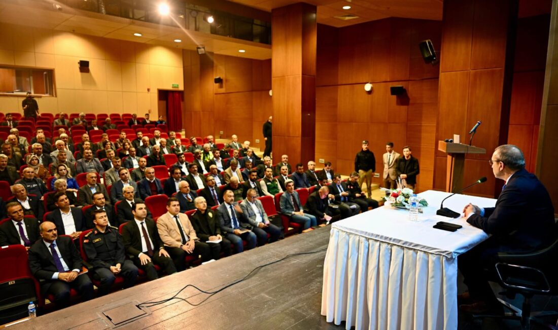 Vali Seddar Yavuz başkanlığında, Kongre Kültür Merkezinde İlimizdeki muhtar derneklerinin