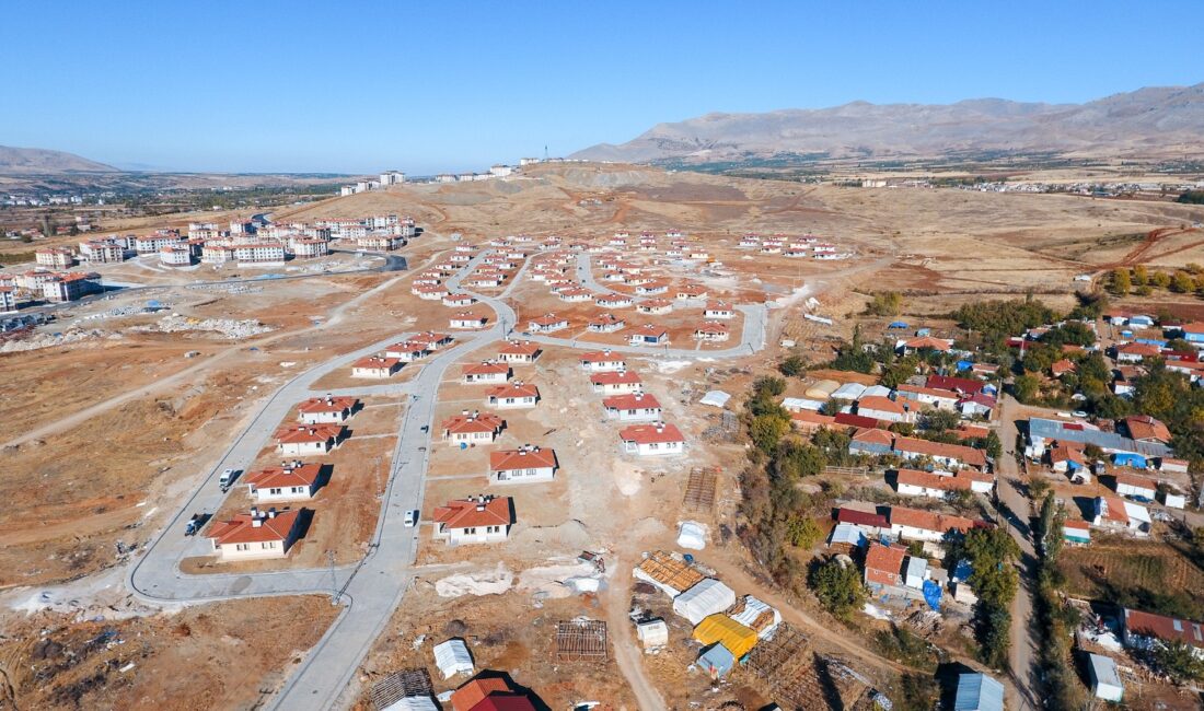 Doğanşehir İlçesi Altıntop Mahallesi’nde depremzedeler için yapılan 82 köy konutuiçin
