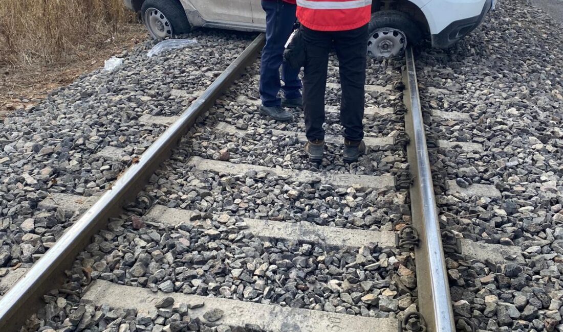 Malatya'nın Battalgazi ilçesinde TEDAŞ ekiplerinin bulunduğu araca tren çarptı.