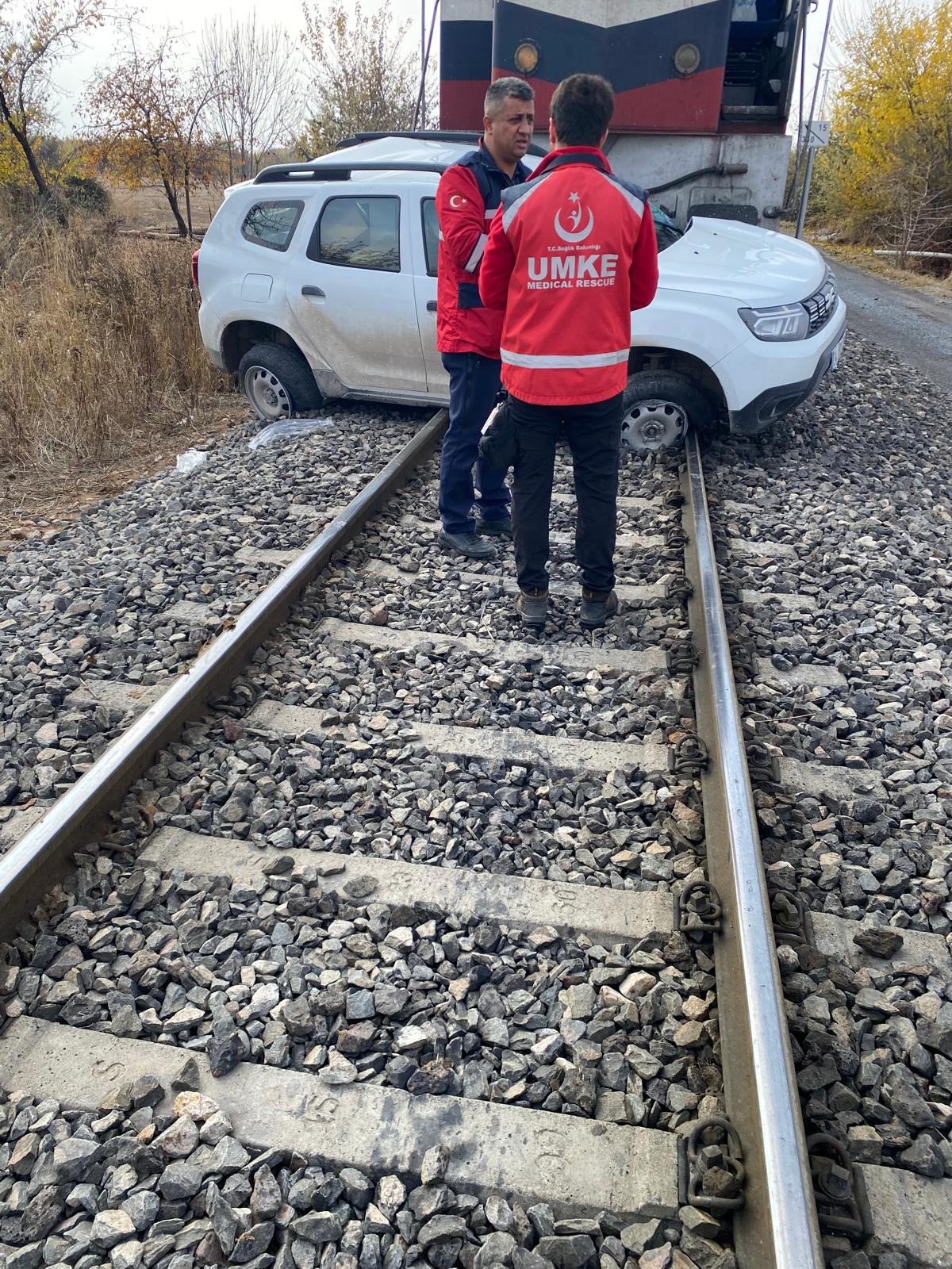 Malatya'nın Battalgazi ilçesinde TEDAŞ ekiplerinin bulunduğu araca tren çarptı.