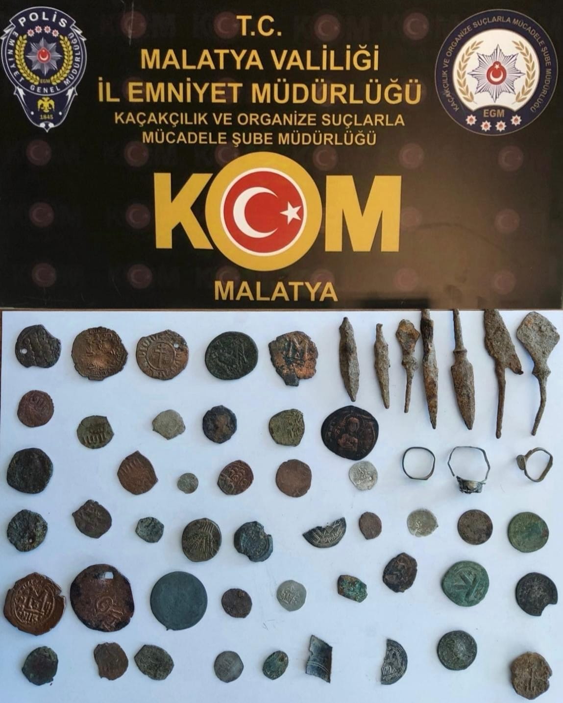 Malatya KOM Şube Müdürlüğü bir araçta yaptıkları incelemede çok sayıda