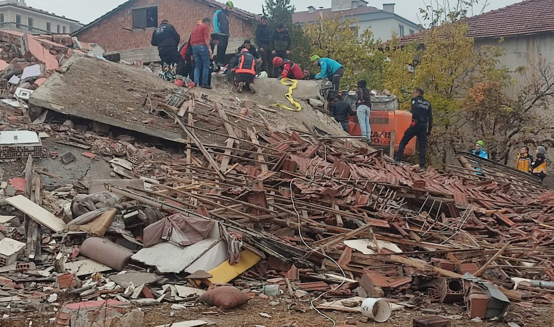 Malatya'da yıkım sırasında binanın altında kalan operatör uzun uğraşlar sonucu