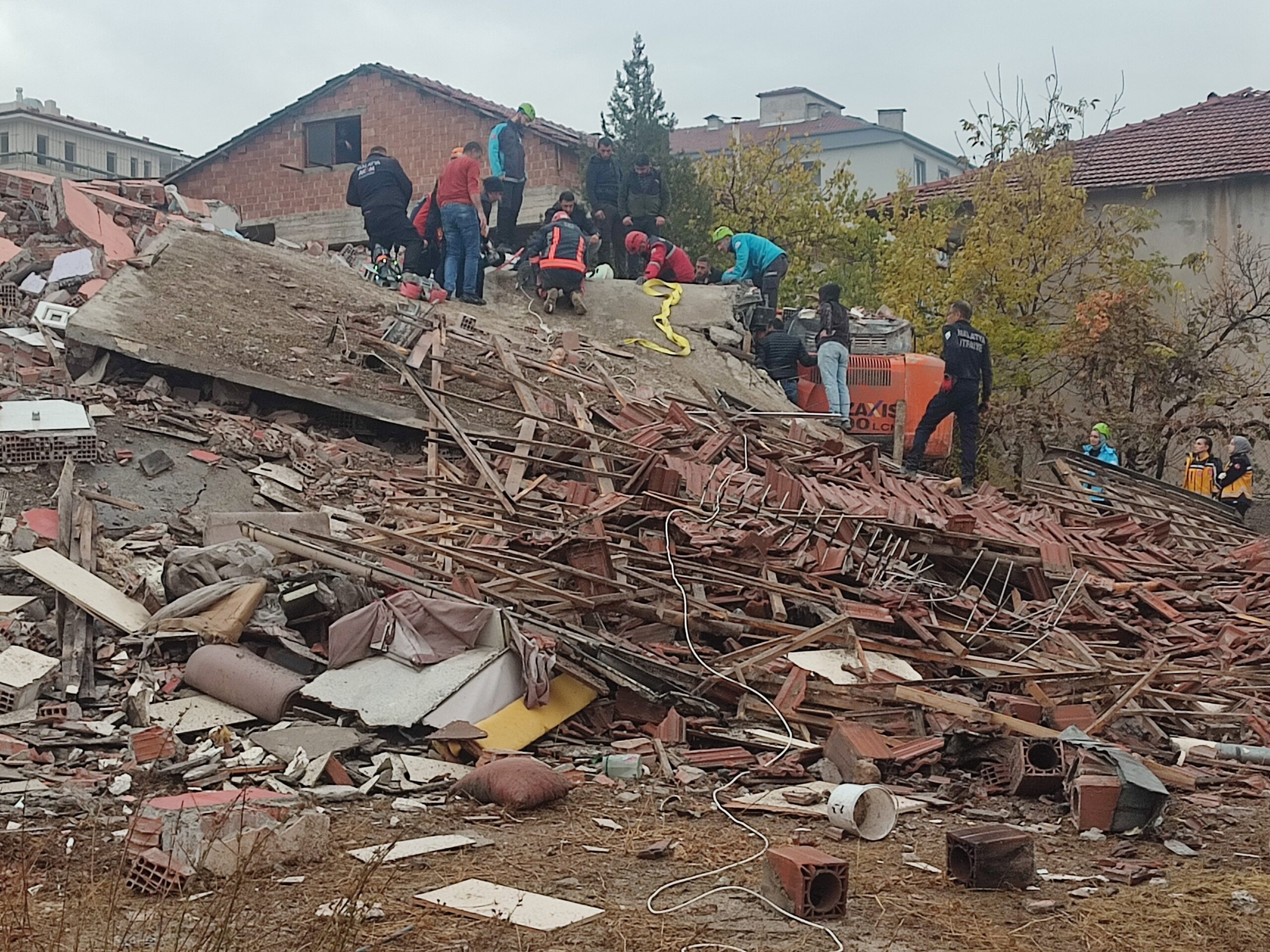 Malatya'da yıkım sırasında binanın altında kalan operatör uzun uğraşlar sonucu