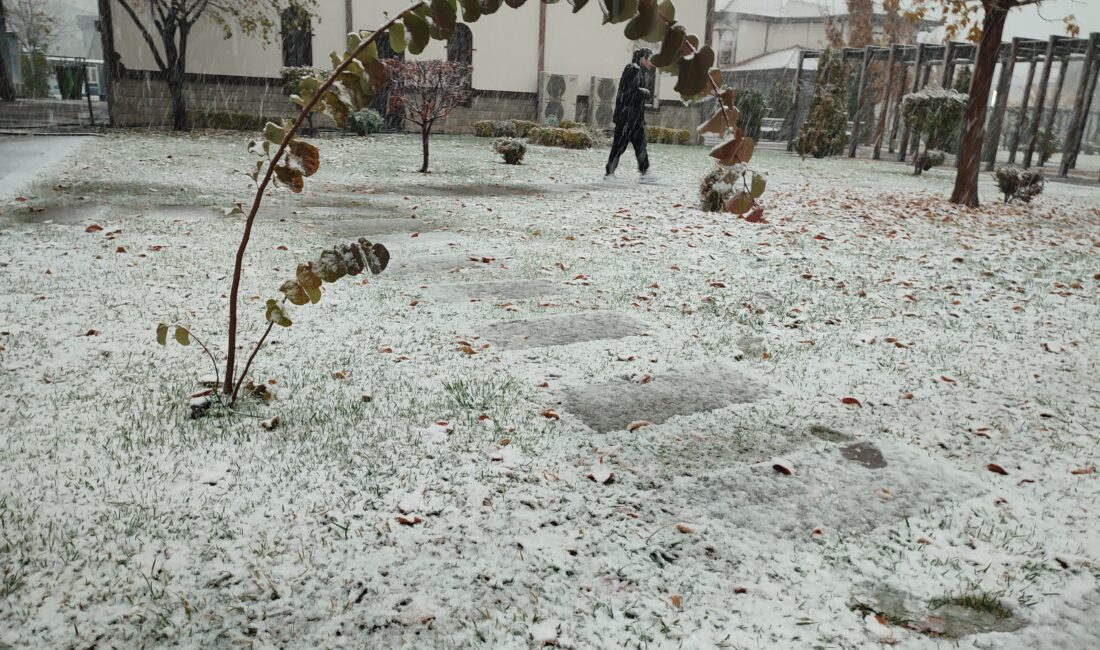 Malatya'da sabah saatlerinde etkili olan yağmur yerini kara bıraktı.