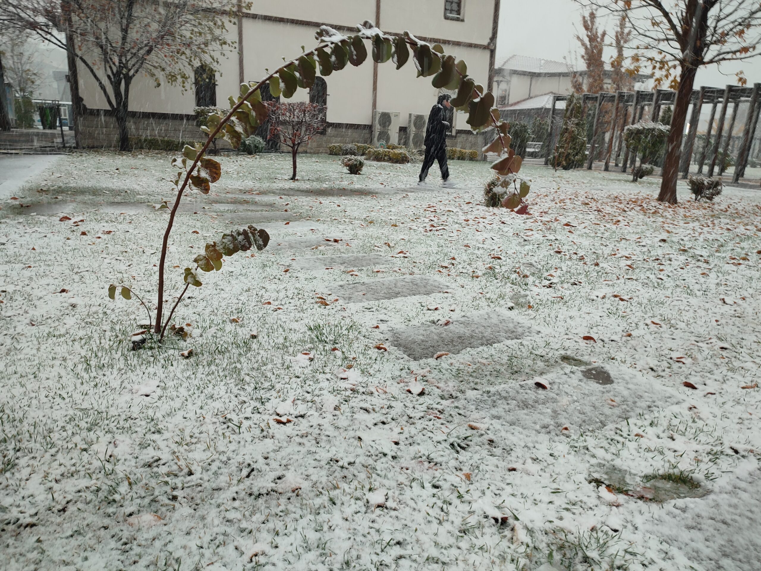 Malatya'da sabah saatlerinde etkili olan yağmur yerini kara bıraktı.