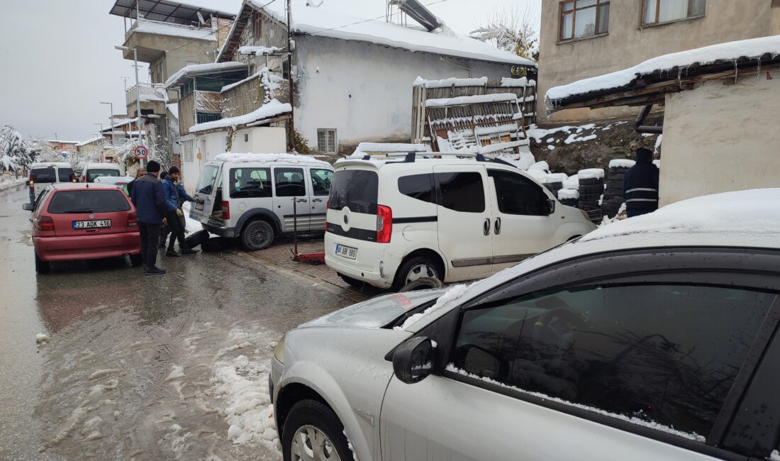 Malatya'da kar yağışından dolayı vatandaşlar lastikçilerin yolunu tuttu. Lastikçi önlerinde