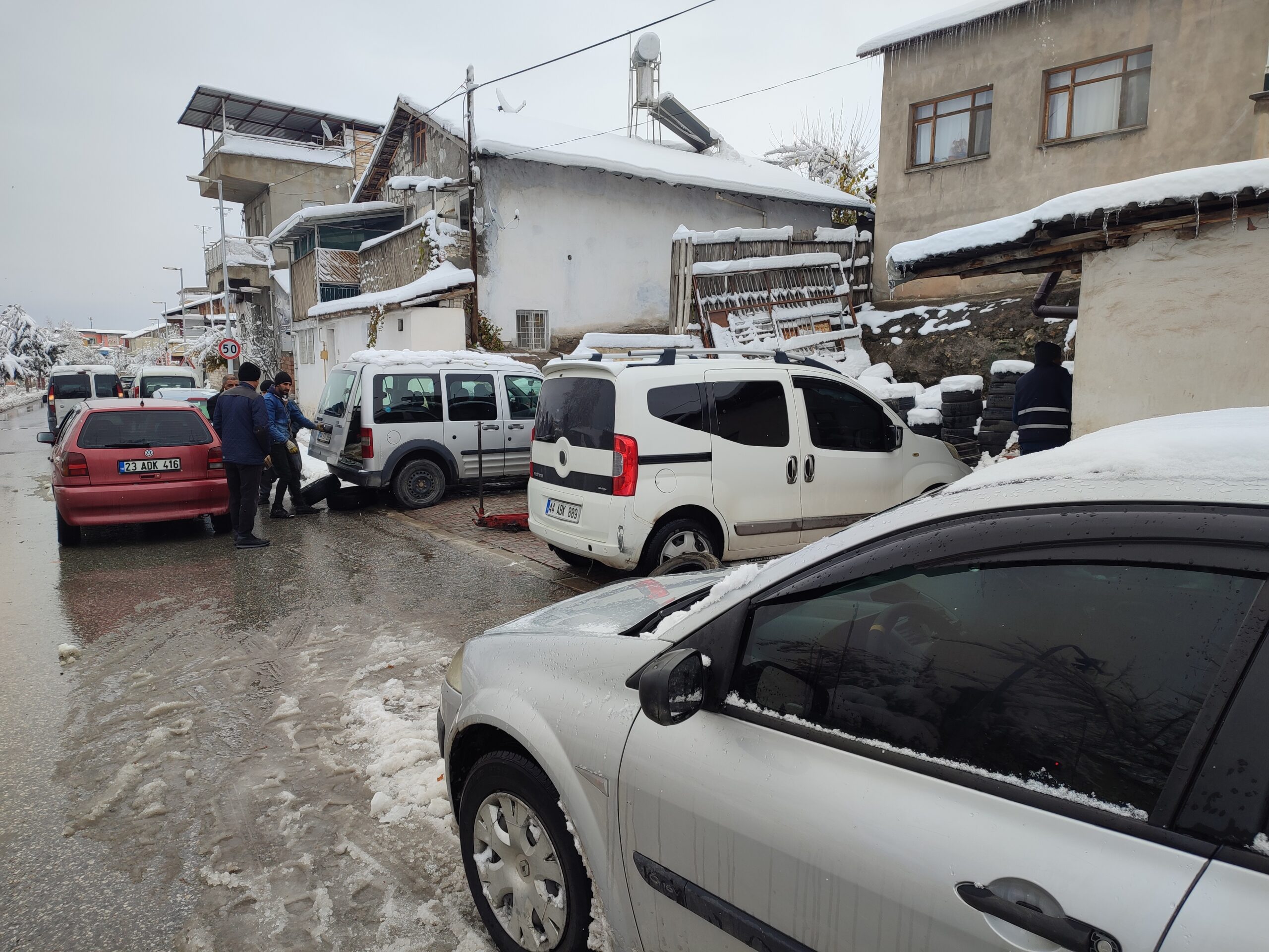 Malatya'da kar yağışından dolayı vatandaşlar lastikçilerin yolunu tuttu. Lastikçi önlerinde