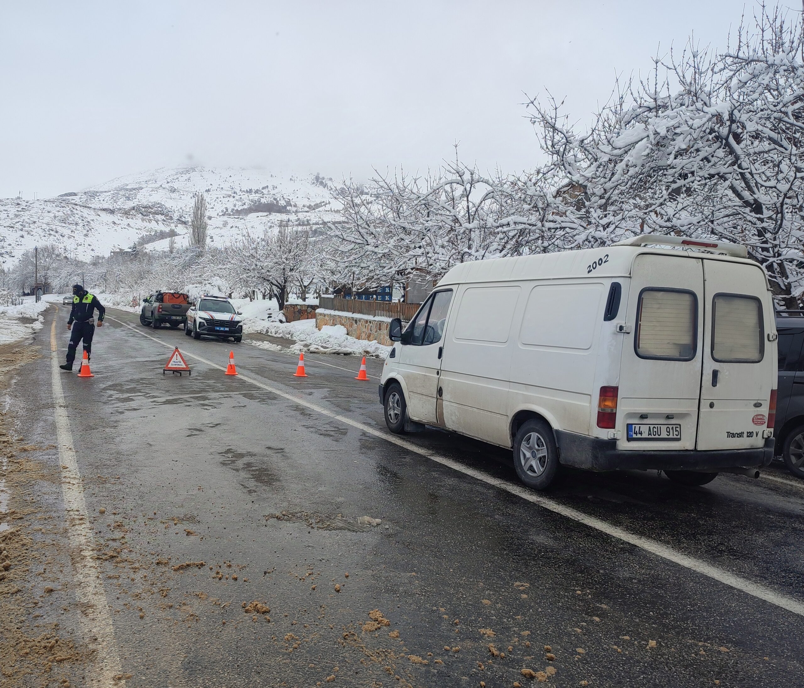 Malatya-Çelikhan karayolu, kar yağışı nedeniyle jandarma tarafından geçişlere kapatıldı.
