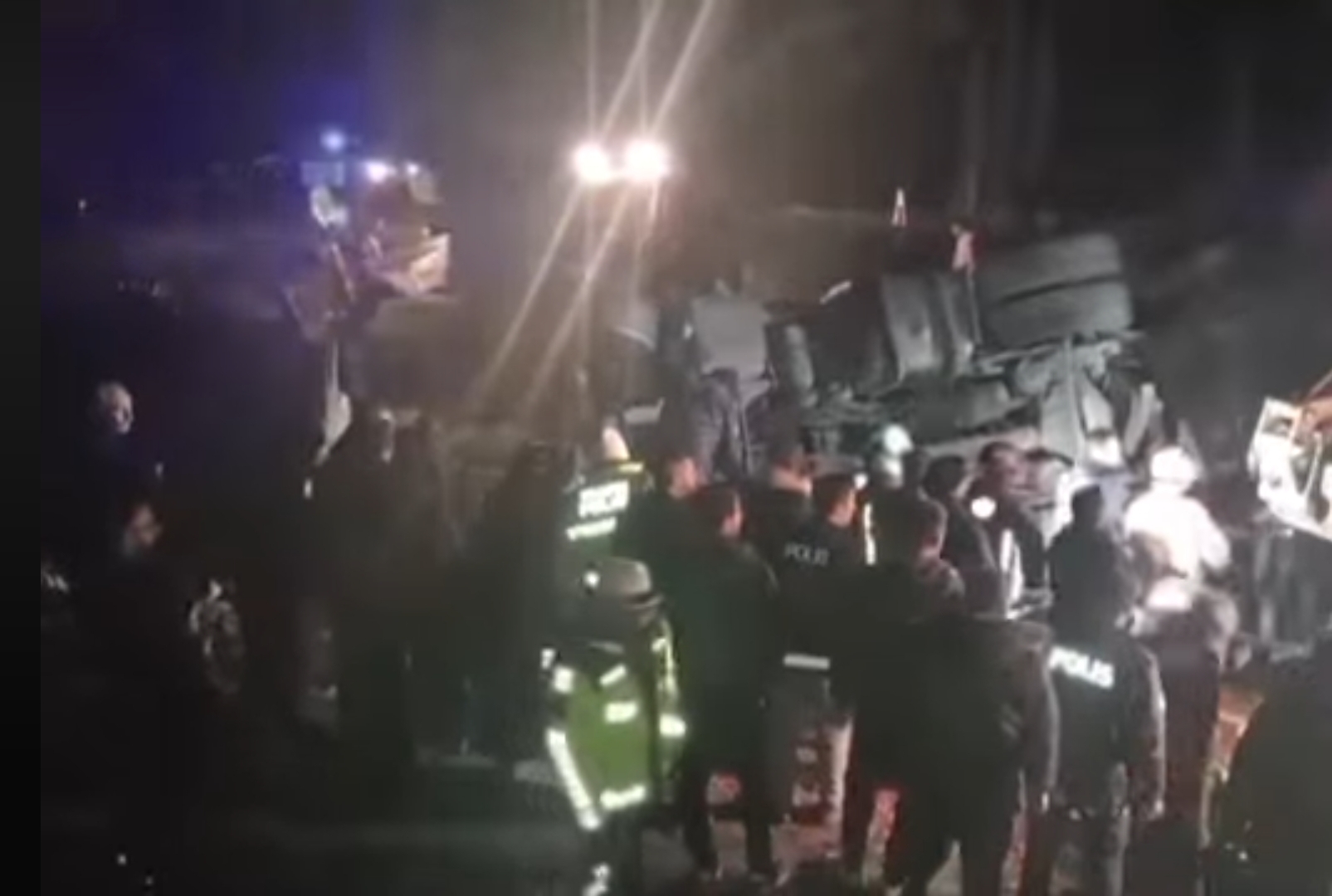 Malatya'nın Doğanşehir İlçesinde kazaya müdahale eden polis memurunun üzerine tır