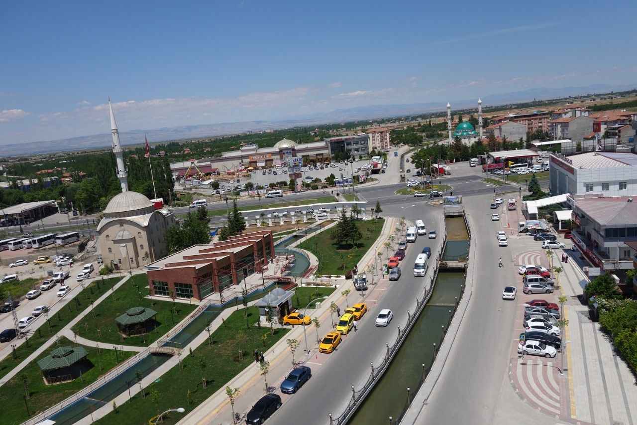 Yeşilyurt İlçesine bağlı Bostanbaşı Mahallesi'nde kavşak bakım onarım faliyetinden dolayı