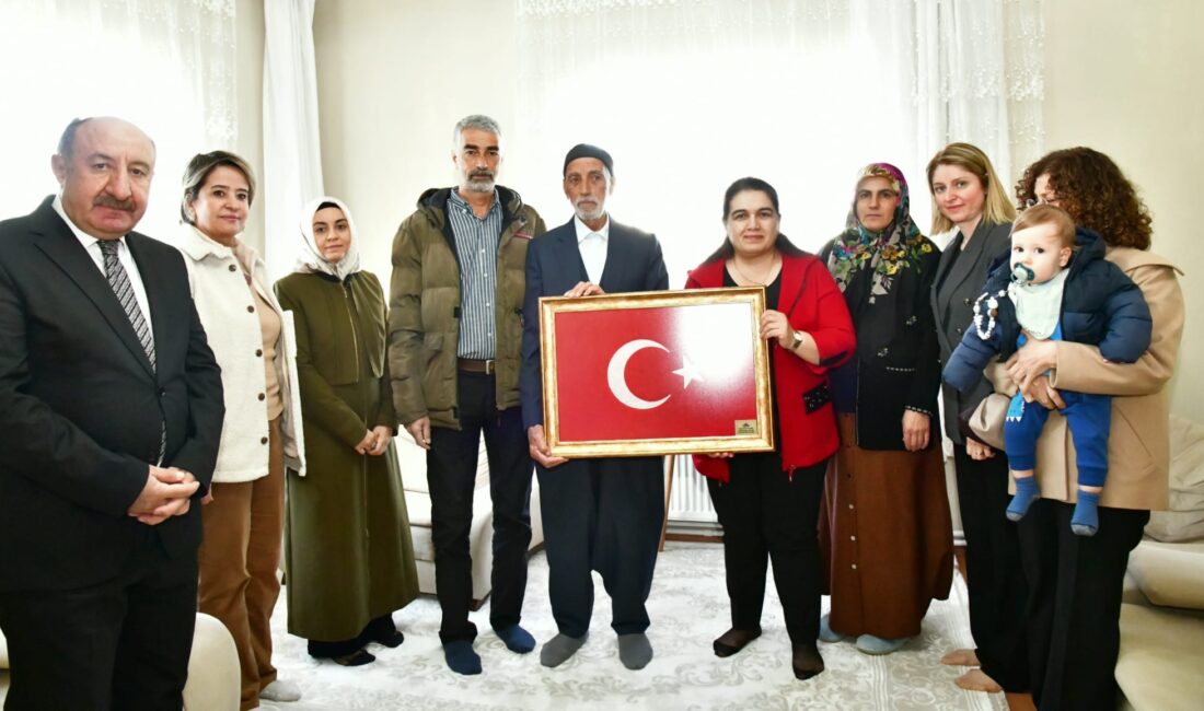 Vali Eşinden Malatyalı Şehit Ailelerine Ziyaret Malatya Valisinin eşi Selda Yavuz Şehitlerin ailesini ziyaret ederek sorun