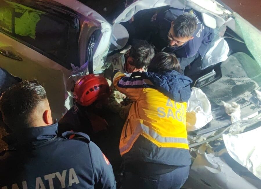 Malatya'da alt geçitte kaza yapan araçta sıkışan yaralılar otomobilin tavan