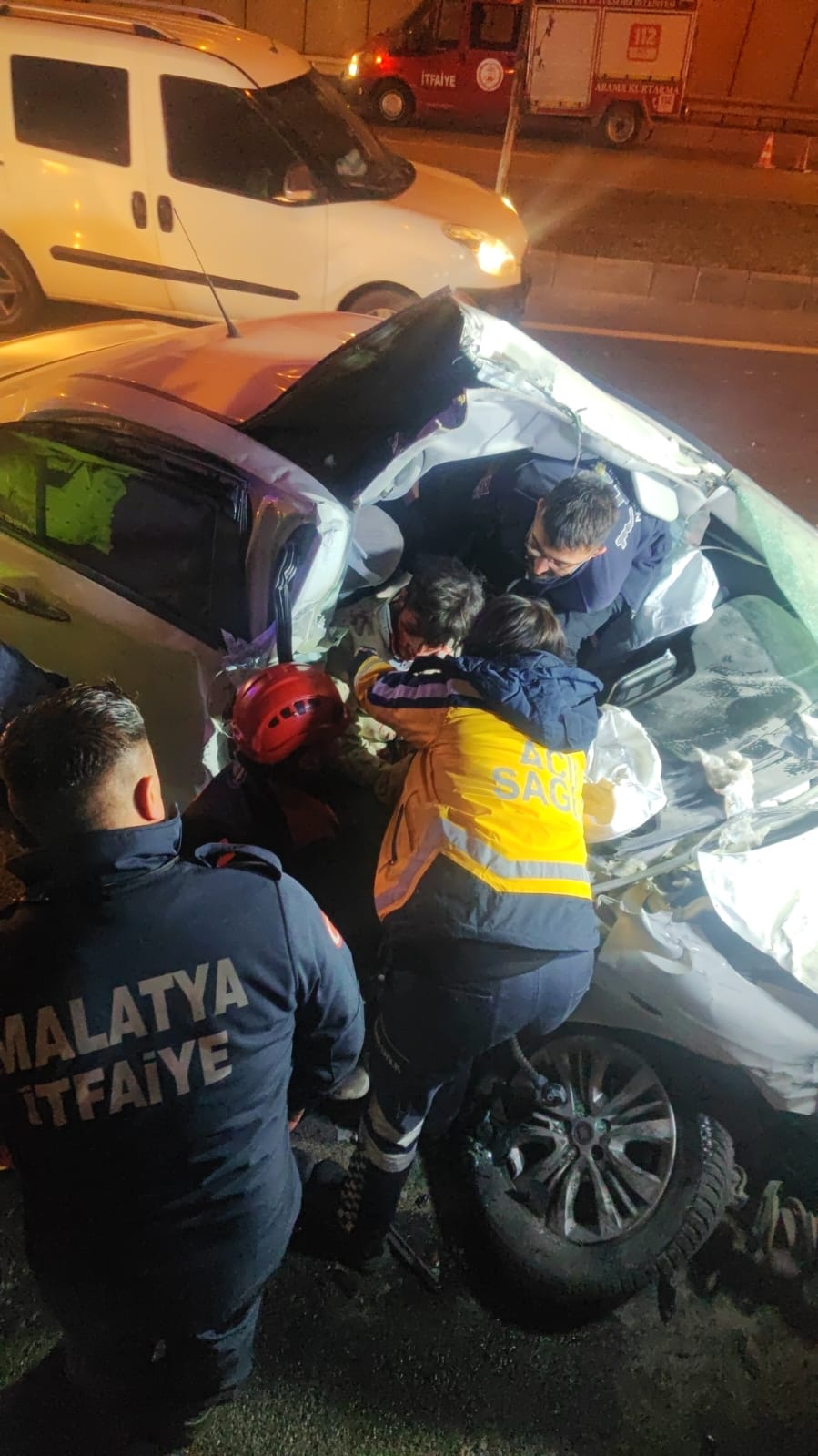 Malatya'da alt geçitte kaza yapan araçta sıkışan yaralılar otomobilin tavan
