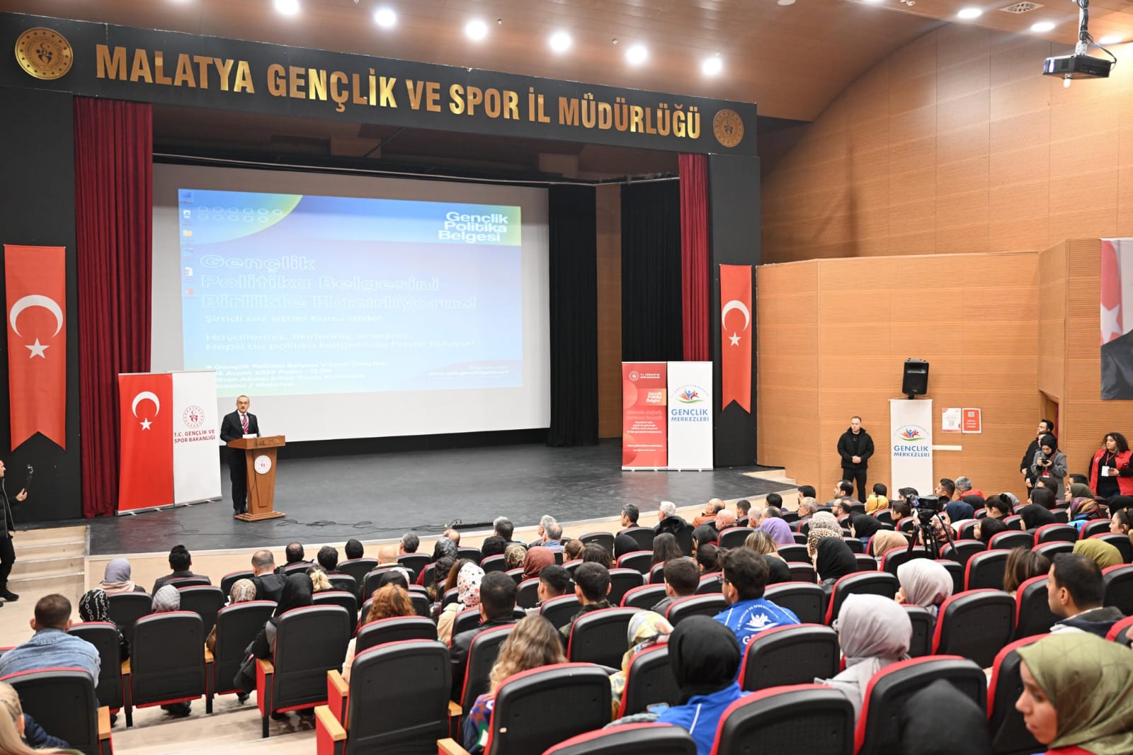 Malatya'da Genç Vizyon Çalıştayı düzenlendi. Çalıştay da Malatya Valisi Seddar
