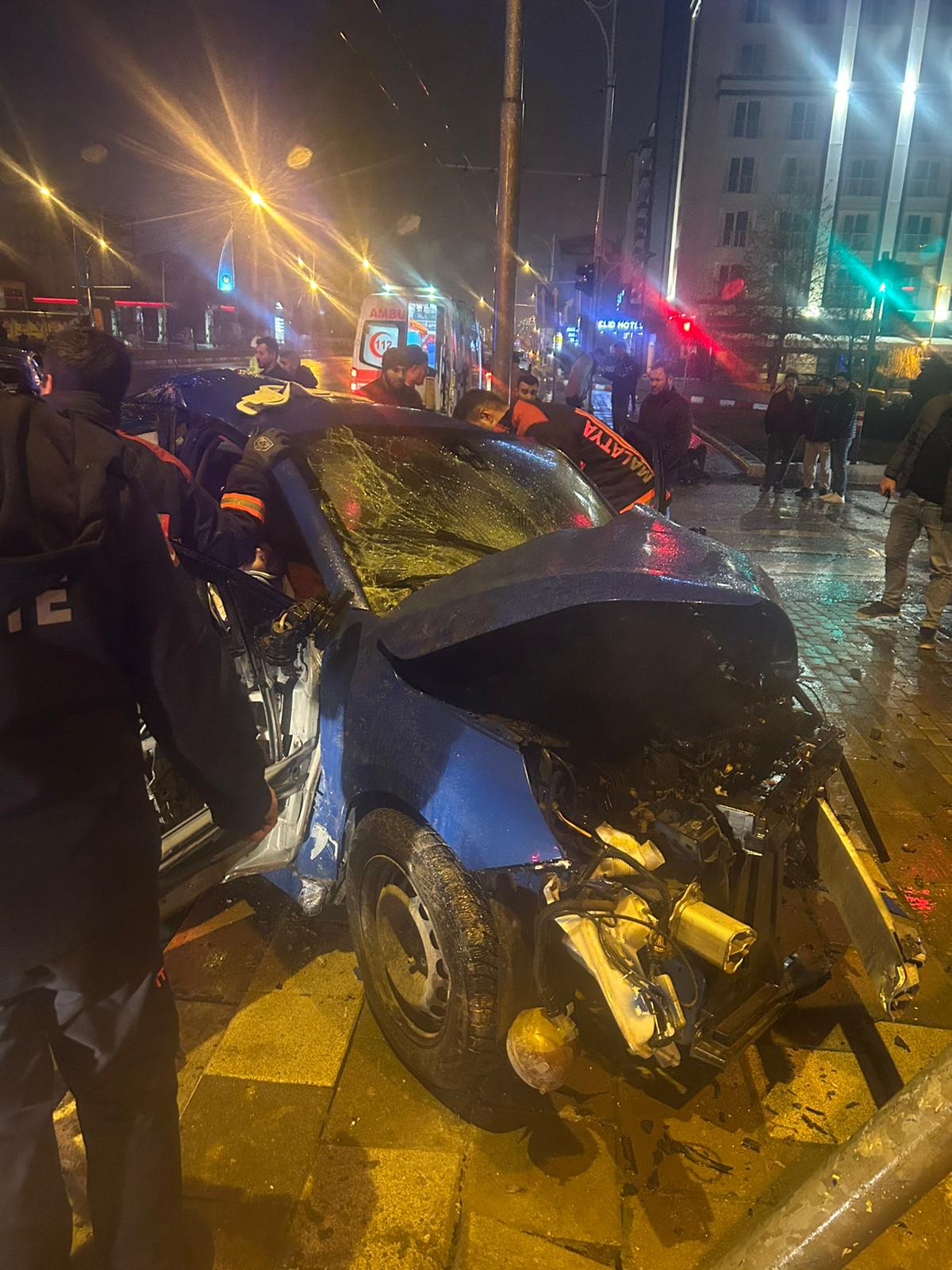 Malatya’nın Yeşilyurt ilçesi Hava Lojmanları kavşağında gece saatlerinde kaza meydana