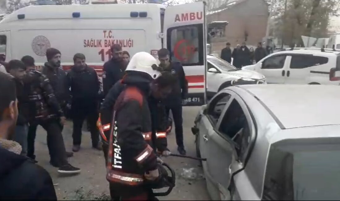 4 Araç Kazaya Karıştı: 2 Yaralı Malatya'nın Koyunoğlu Caddesi Çukurdere Mahallesi'nde 4 araç kazaya karıştı. 2