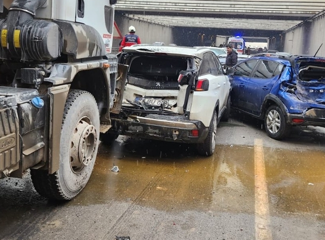 Malatya'da Turgut Temelli Alt Geçidinde zincirleme trafik kazası meydana geldi.