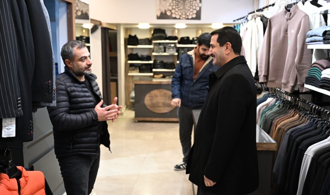 Battalgazi Belediye Başkanı Bayram Taşkın, İnönü Caddesi’nde esnafla bir araya