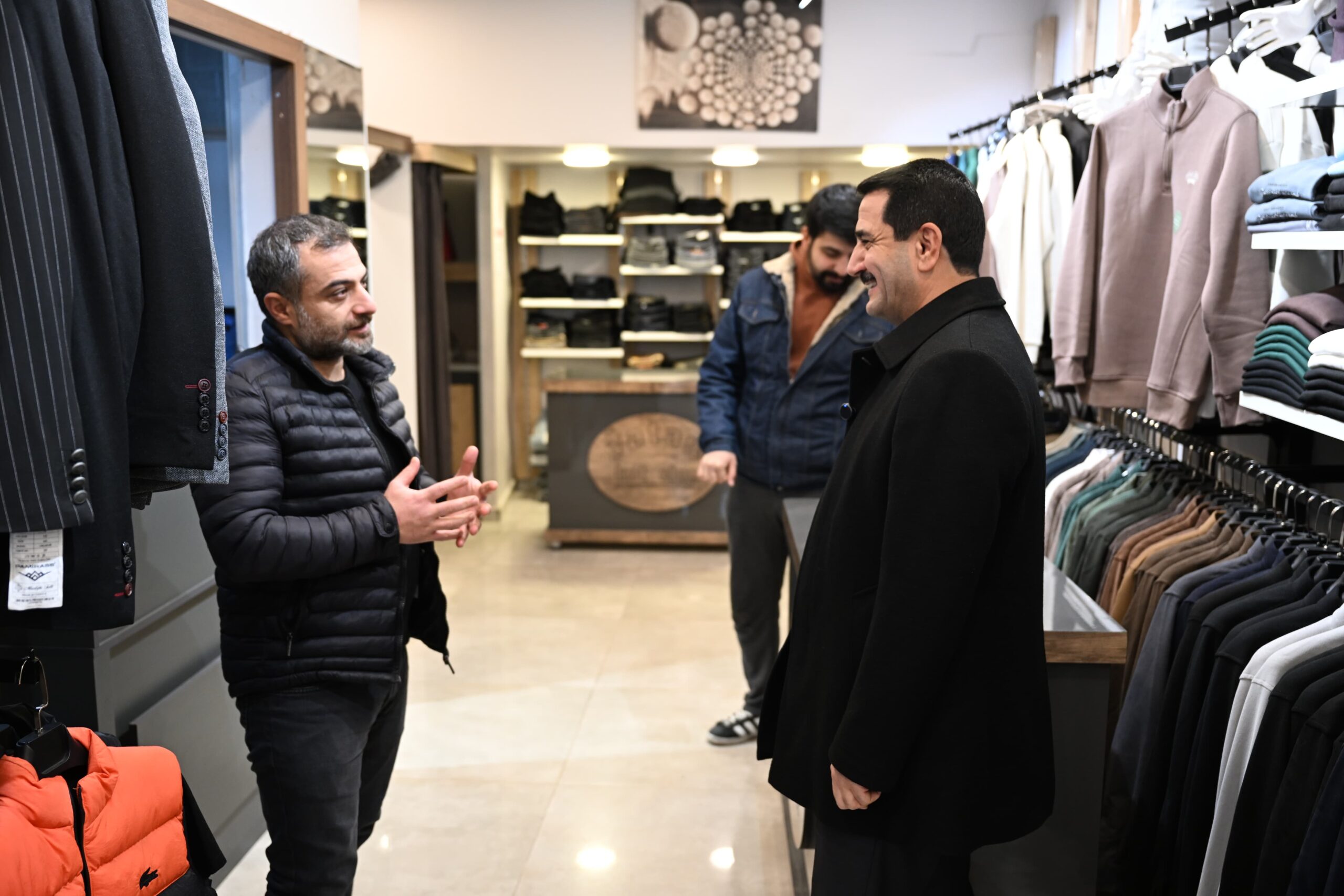 Battalgazi Belediye Başkanı Bayram Taşkın, İnönü Caddesi’nde esnafla bir araya