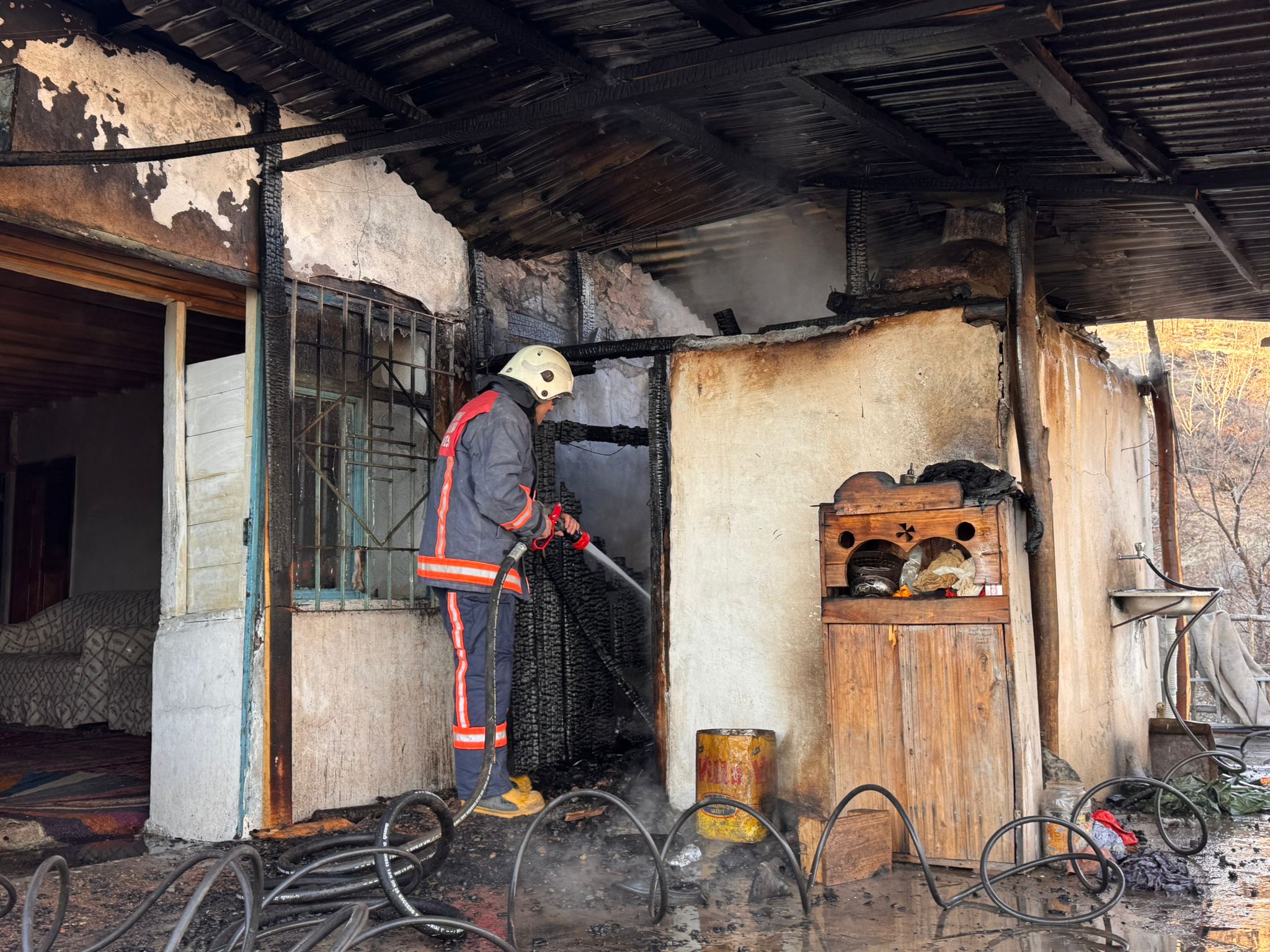 Malatya’nın Pütürge İlçesi Pozkıran Mahallesi’nde bir evde yangın meydana geldi.