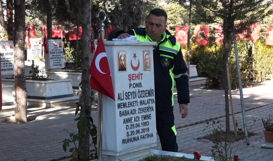 Malatya Büyükşehir Belediyesi tarafından Malatya Şehitliği'nde temizlik ve bakımlar titizlikle