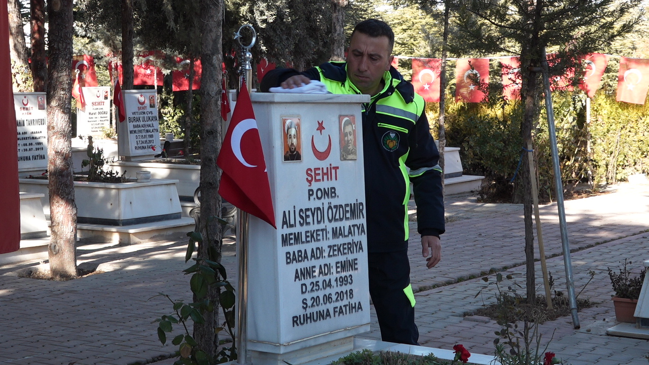 Malatya Büyükşehir Belediyesi tarafından Malatya Şehitliği'nde temizlik ve bakımlar titizlikle