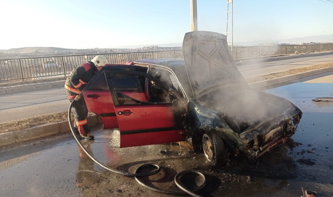 Malatya'da bir otomobil önce tel taraflı kazaya karıştı ardından alevlere