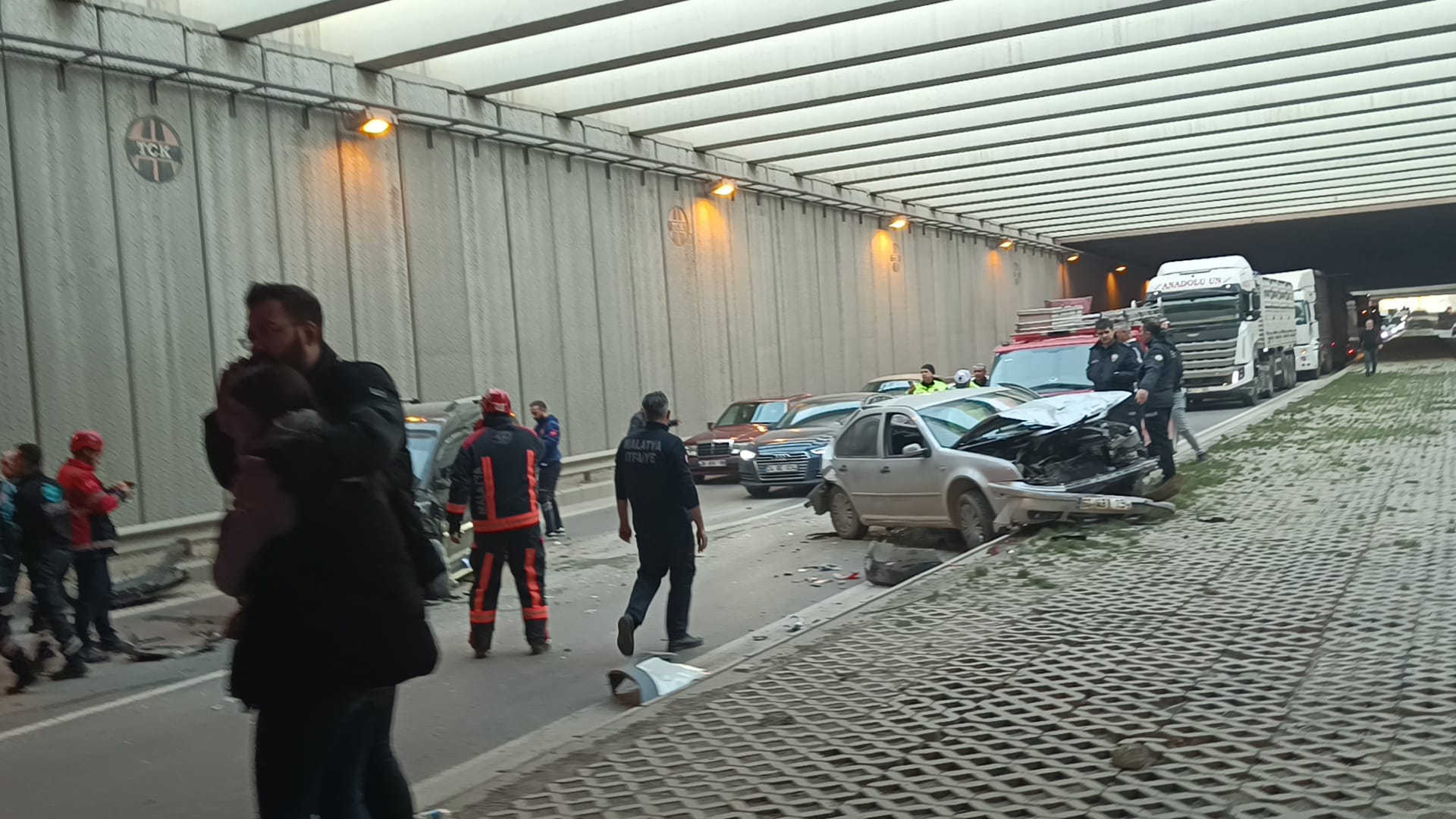 Malatya Çevreyolu alt geçidinde meydana gelen zincirleme kazada 7 kişi