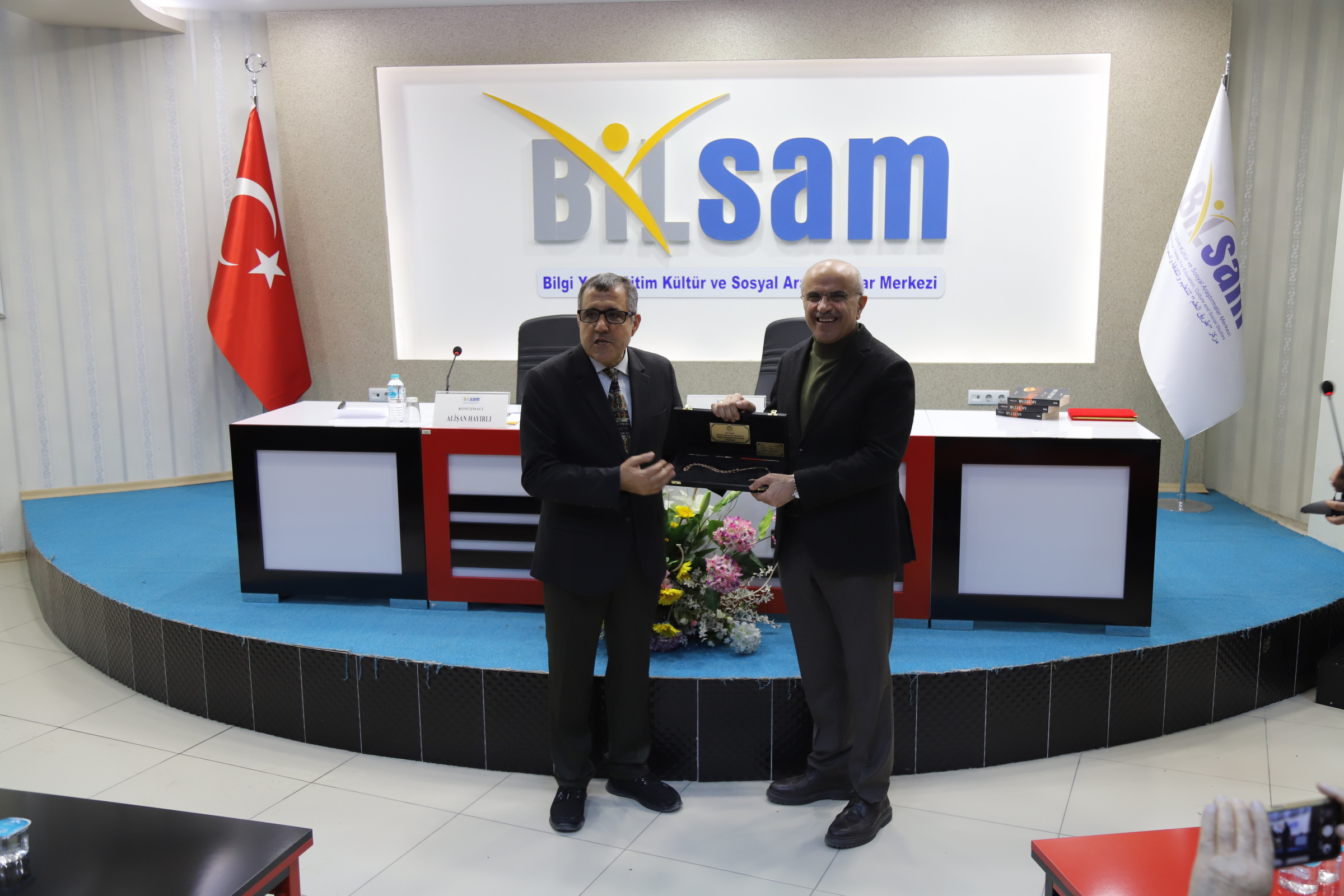 Uzun yıllar gazetecilik yapan ve "Fotoğrafçılığı halka sevdiren adam" olarak