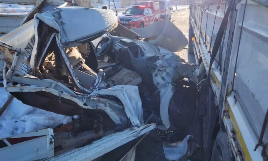 Malatya'nın Hekimhan İlçesinde pikap tıra çarptı 1 kişi yaşamını yitirdi.