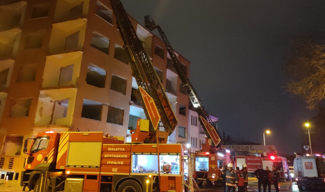 Battalgazi ilçesi Cevherizade Mahallesi'nde ağır hasarlı bir binanın çatı katında