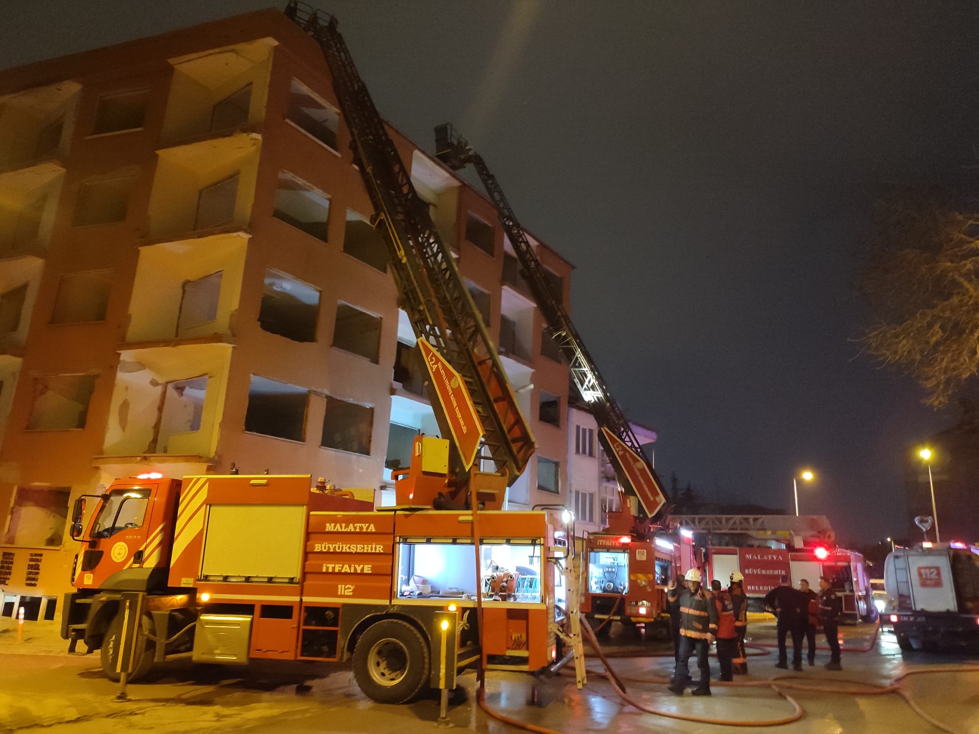 Battalgazi ilçesi Cevherizade Mahallesi'nde ağır hasarlı bir binanın çatı katında