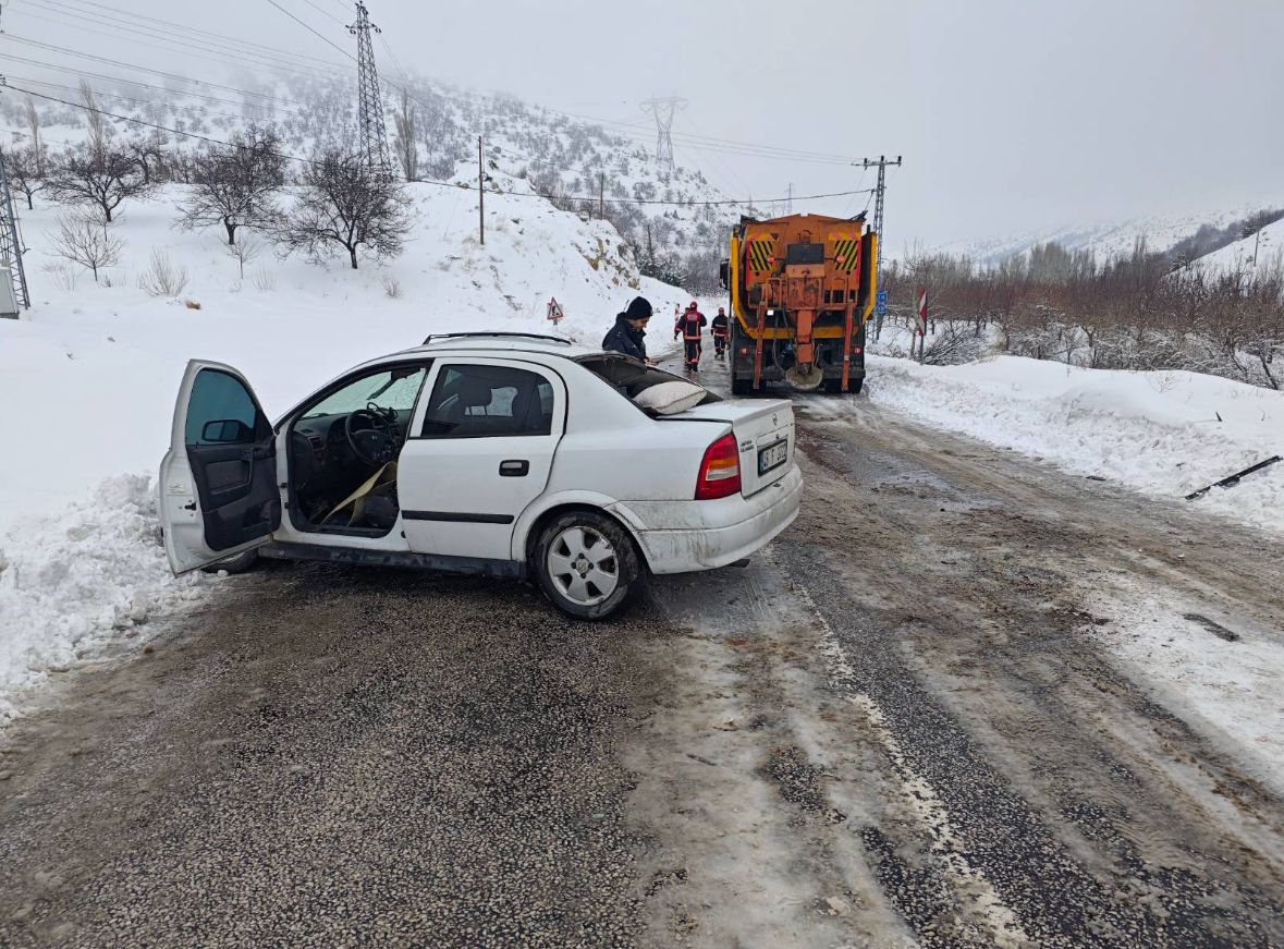 Malatya'nın Hekimhan İlçesinde kar küreme kamyonuna çarpan otomobilde bulunan yolcu