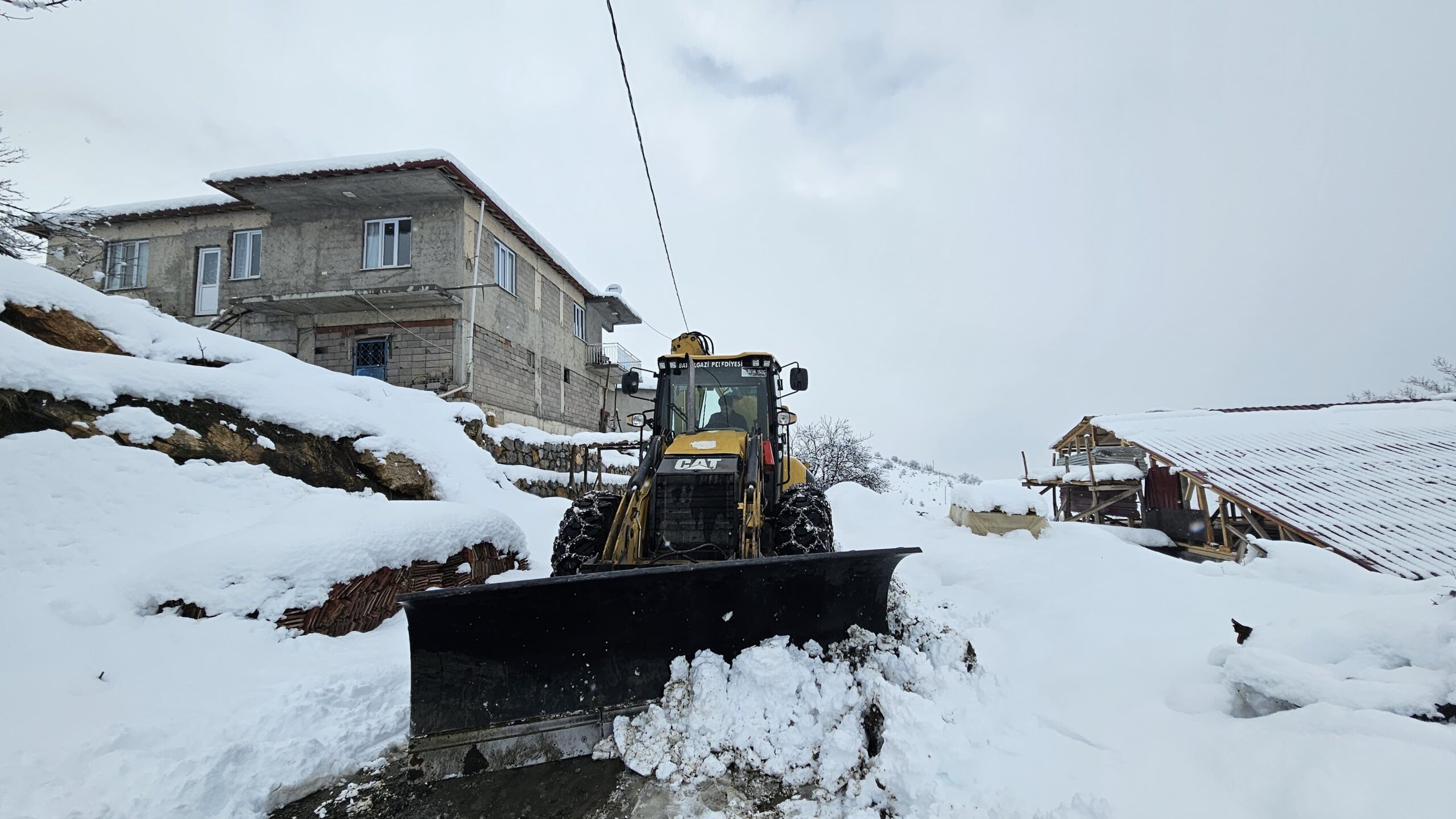 Kar yağışı nedeniyle kapanan mezrada hamile kadının yolunu açmak için