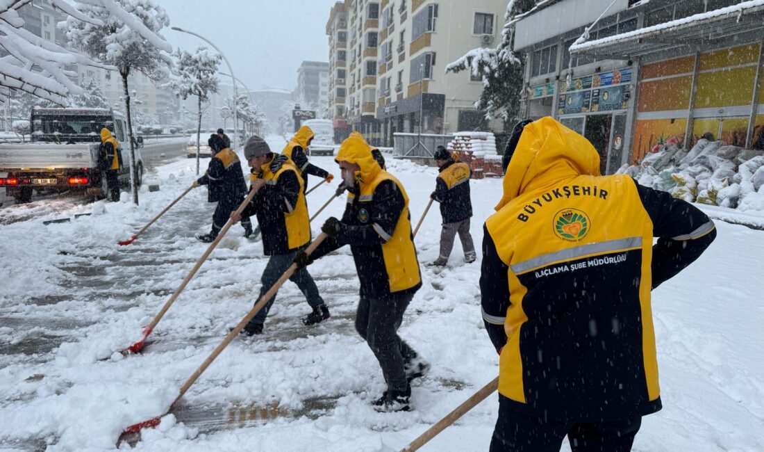Malatya'da akşam saatlerinden itibaren etkili olan kar yağışı karla mücadele