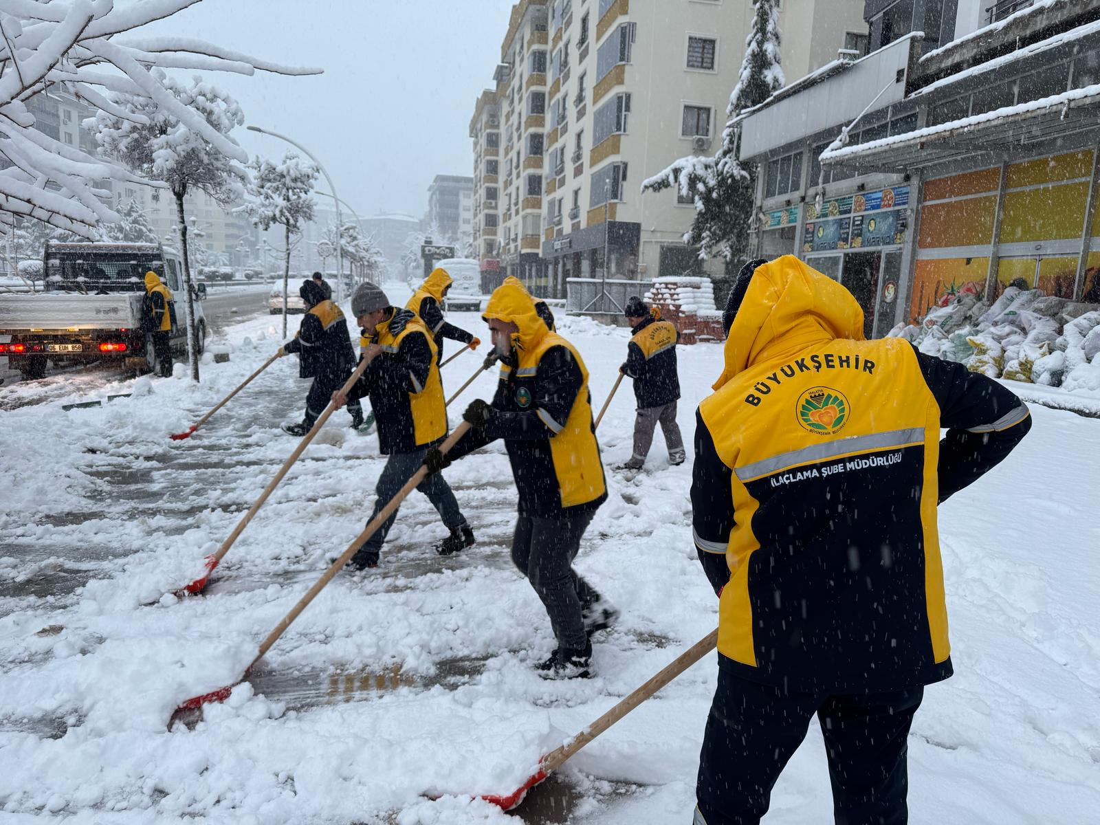 Malatya'da akşam saatlerinden itibaren etkili olan kar yağışı karla mücadele