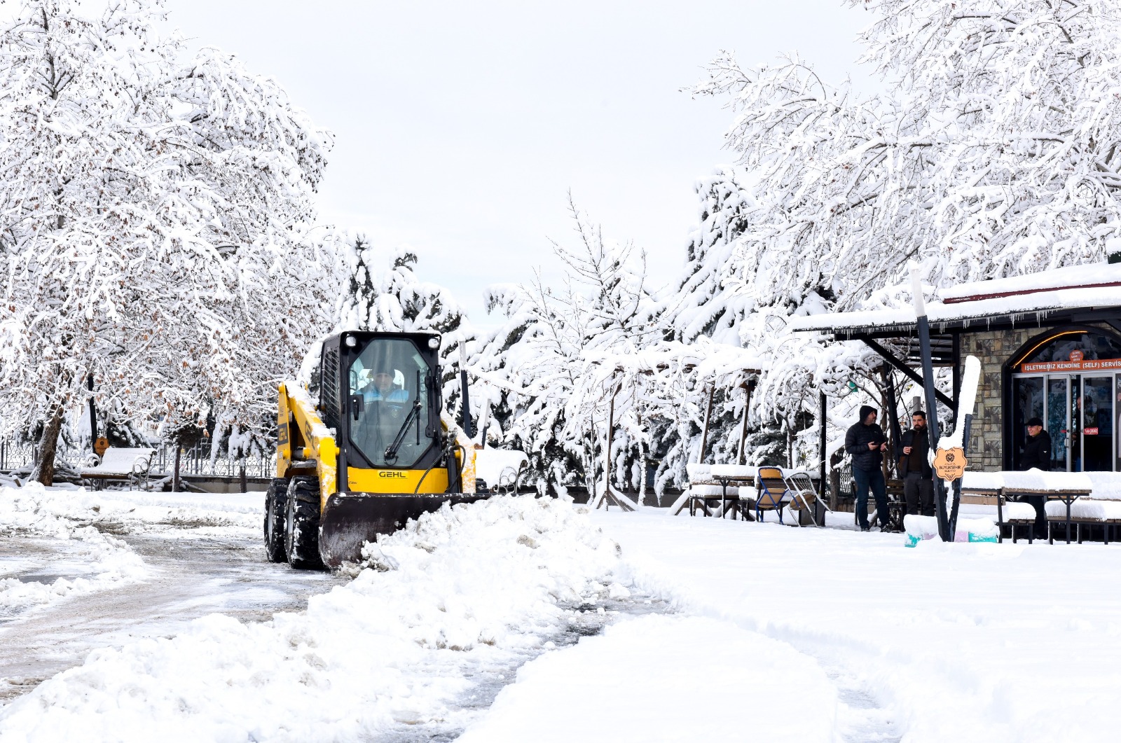 Malatya'da Çarşamba günü akşam saatlerinden itibaren etkili olan kar yağışı