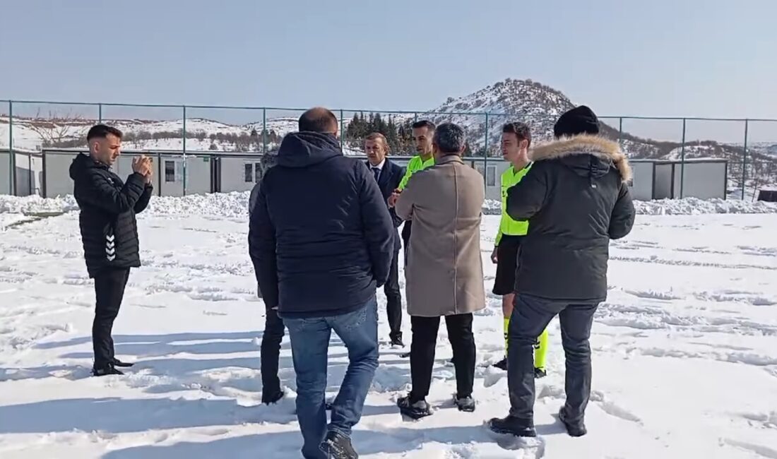 Arapgir Belediyespor ile Siverek Belediye Spor'un karşılaşması karla kaplı saha