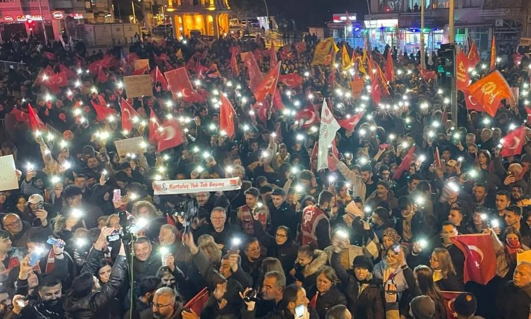 Cumhuriyet Halk Partisi'nin Malatya İl Örgütü'nün demokrasi mitingine yüzlerce vatandaş