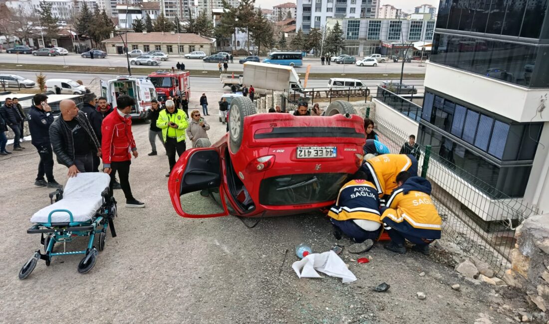 Yeşilyurt İlçesi Tecde Mahallesi'nde seyir halindeki otomobil istinat duvarına çarptıktan