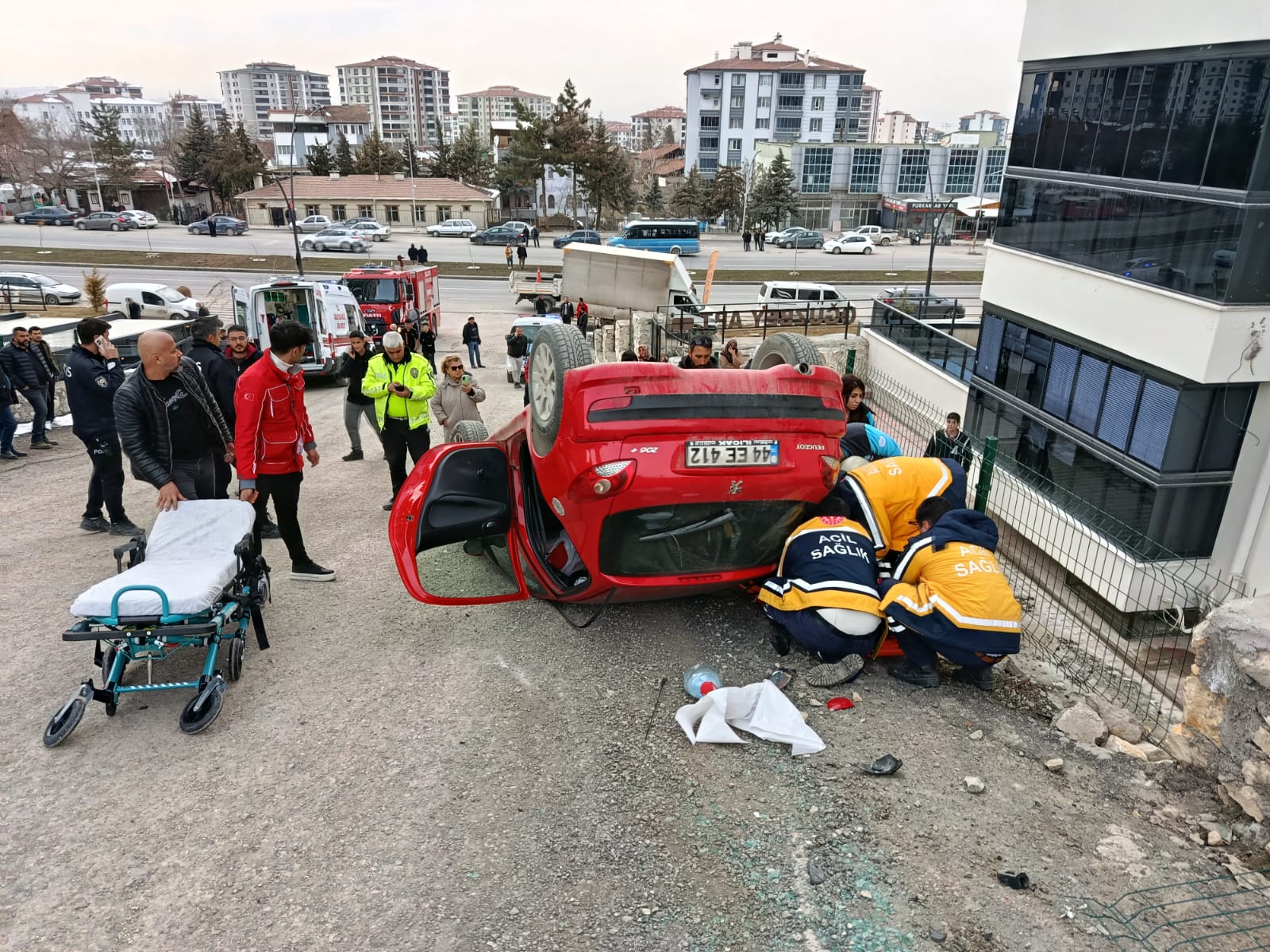 Yeşilyurt İlçesi Tecde Mahallesi'nde seyir halindeki otomobil istinat duvarına çarptıktan
