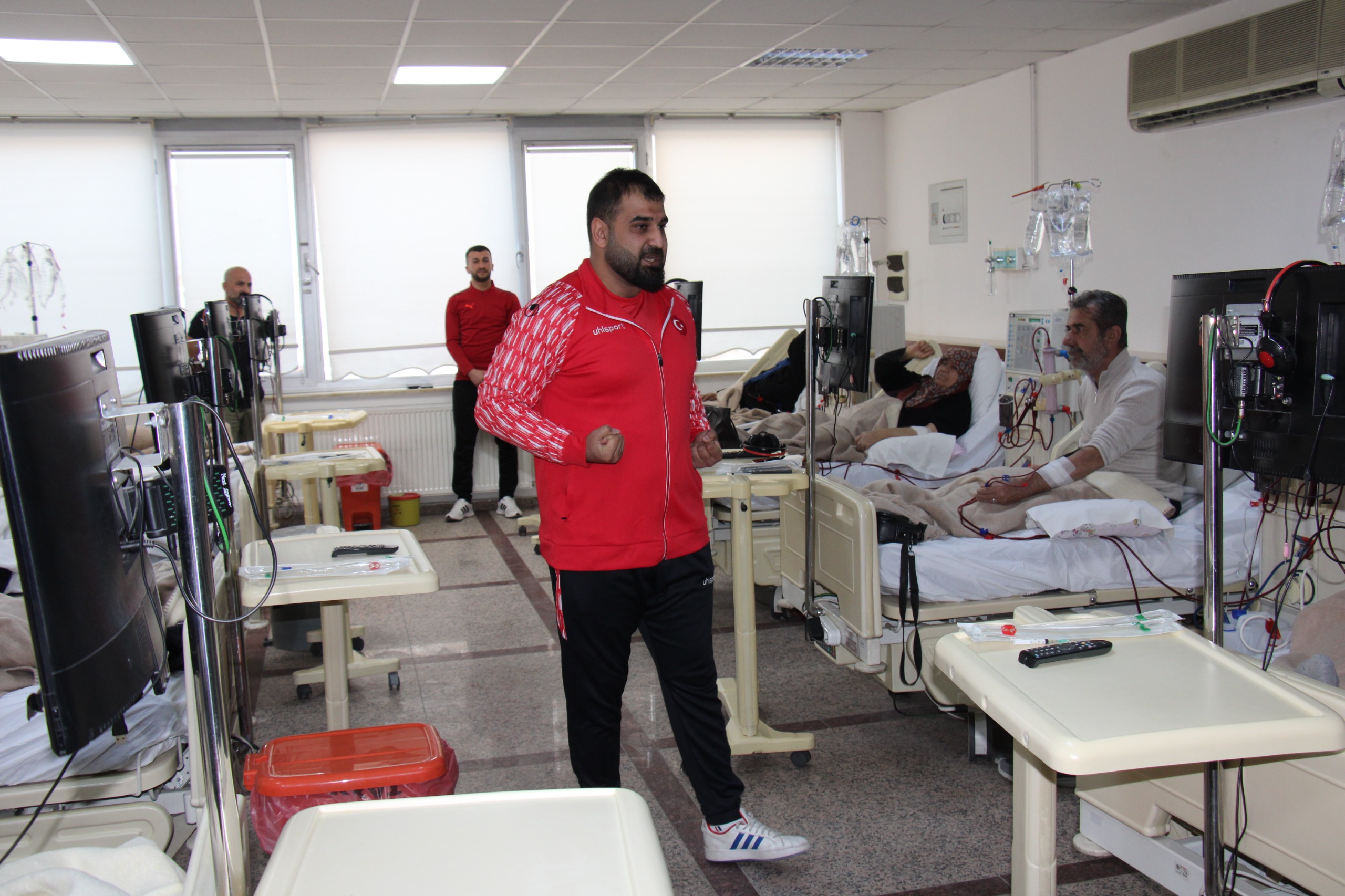 Malatya'da özel bir hastanede diyaliz tedavisi gören hastalara karete eğitimi