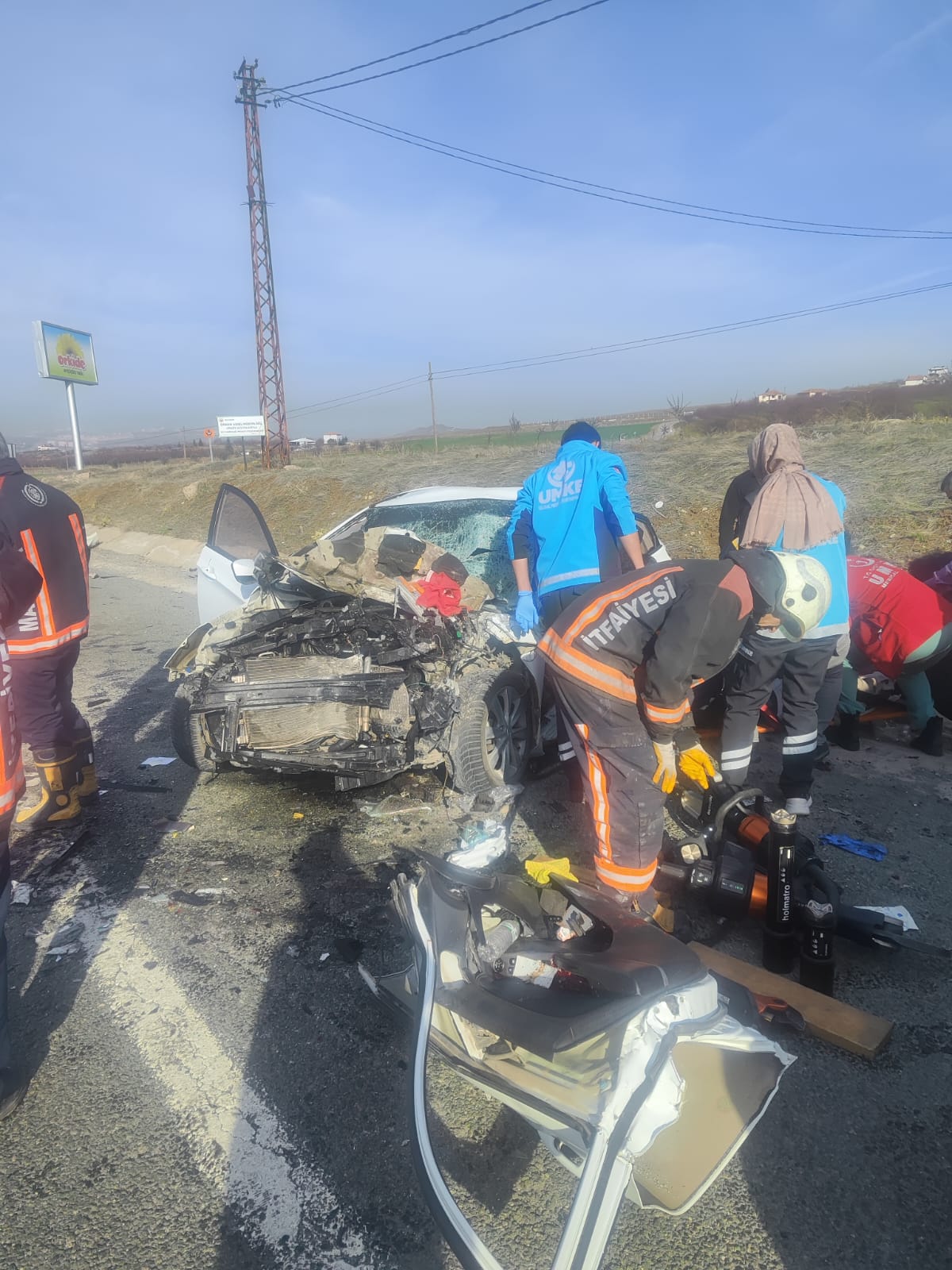 Pütürge yol ayrımında meydana gelen kazada 3 kişi yaralandı 1