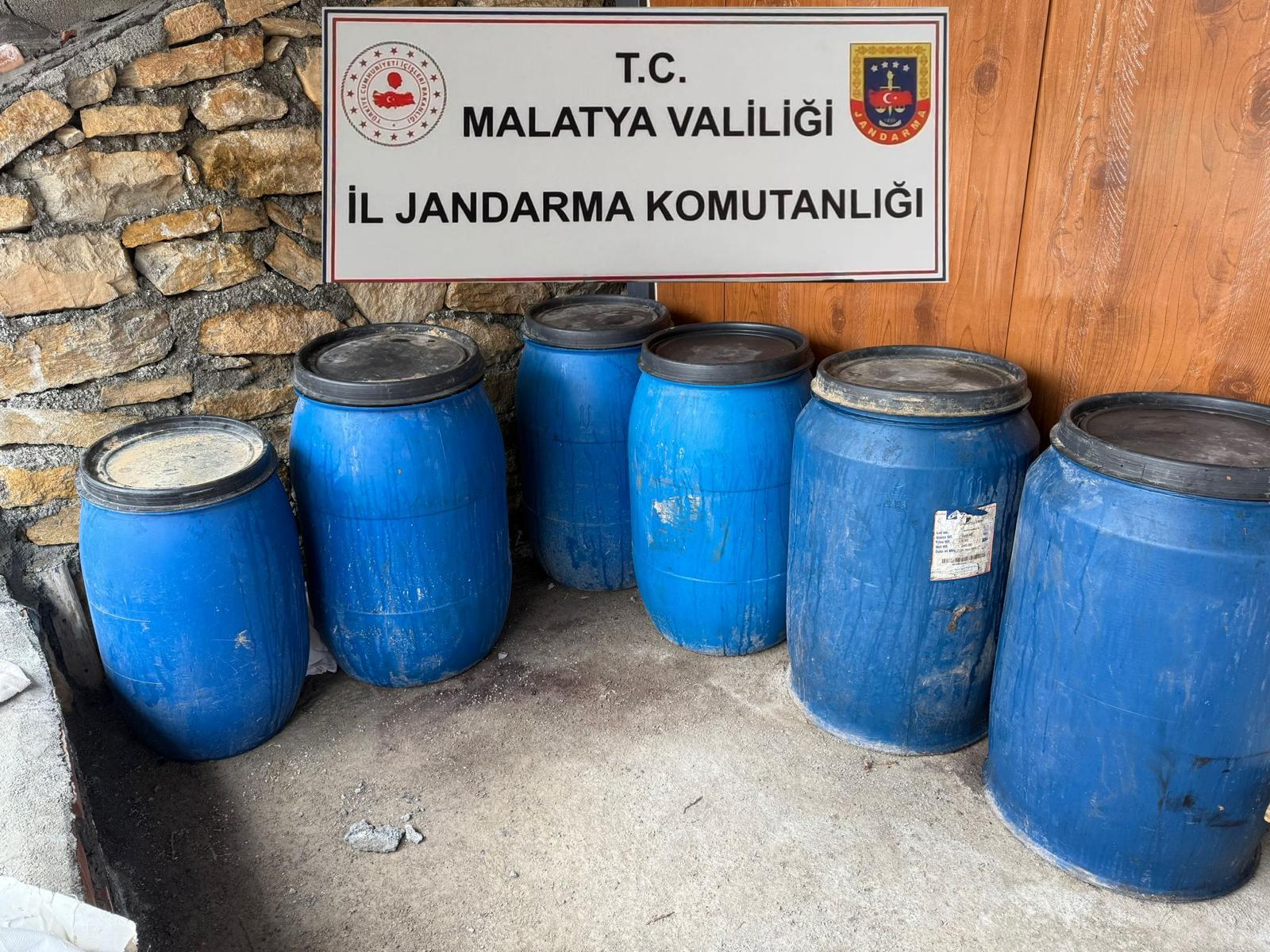Malatya Jandarma Komutanlığı tarafından yapılan operasyonda 700 litre kaçak alkol