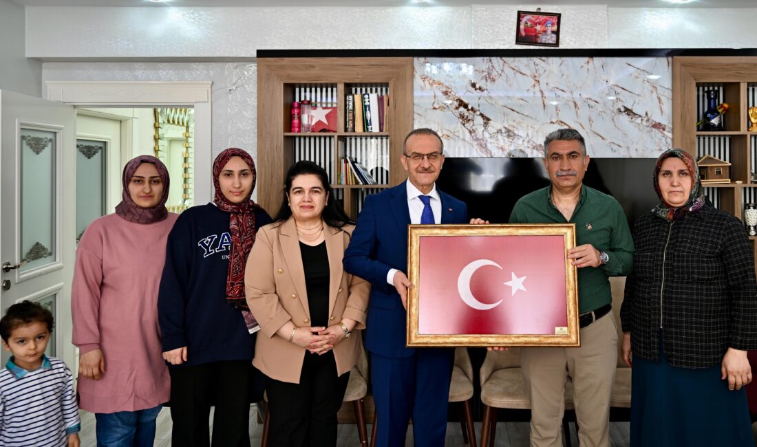 Malatya Valisi Seddar Yavuz eşi ile birlikte 4 şehidin baba