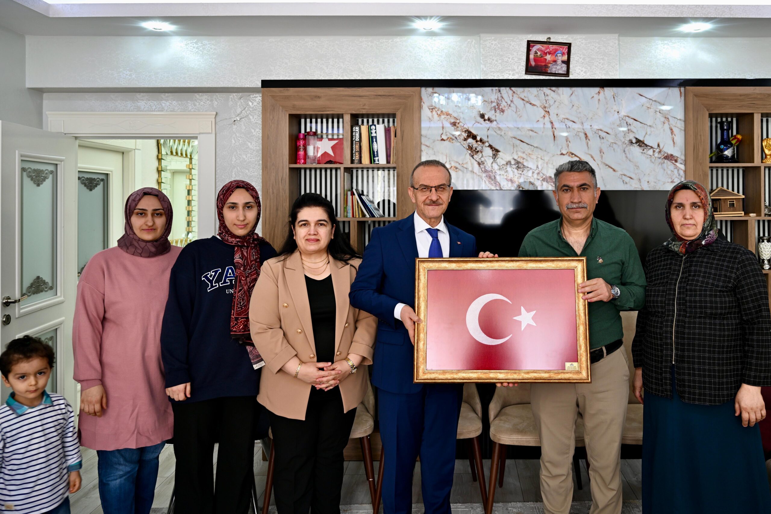 Malatya Valisi Seddar Yavuz eşi ile birlikte 4 şehidin baba