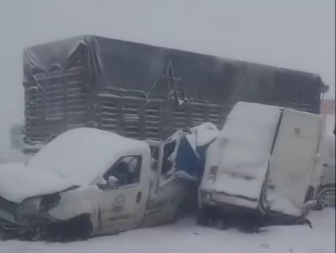 Malatya-Kayseri Karayolunda kar yağışından dolayı kayganlaşan yolda zincirleme kaza meydana