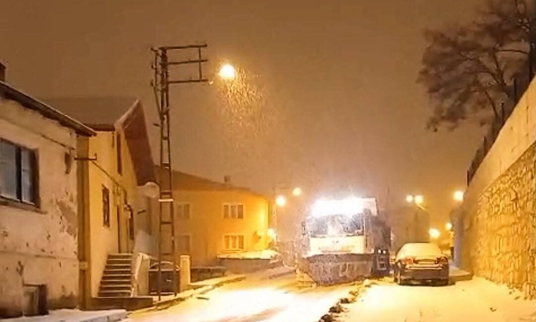 Malatya'da akşam saatlerinden itibaren kar yağışı etkili oldu. 