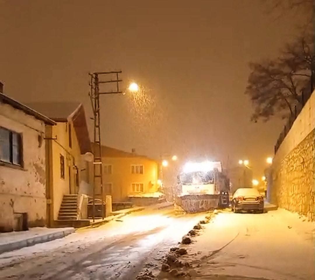 Malatya'da akşam saatlerinden itibaren kar yağışı etkili oldu. 